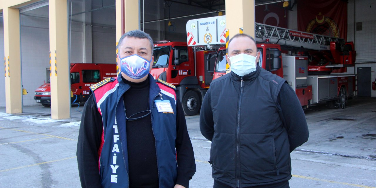 Yanan evdeki yaşlı çift ve kediyi itfaiyeciler kucaklarında dışarı çıkardı