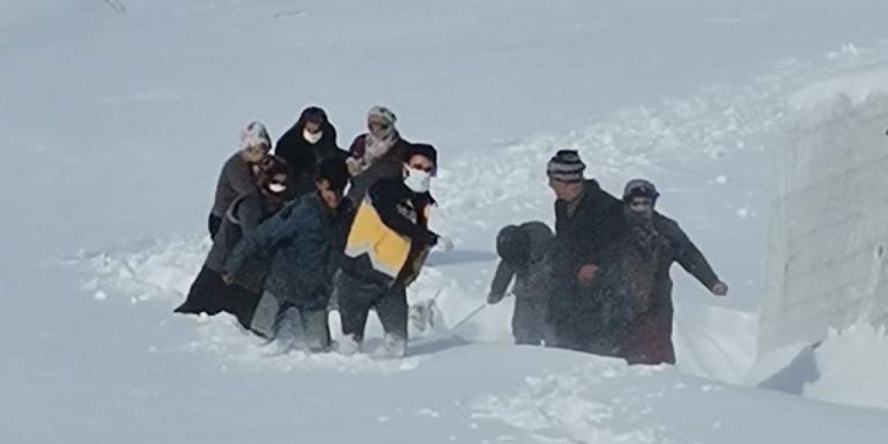 75 yaşındaki hasta, karlı yolda ambulansa kızakla taşındı