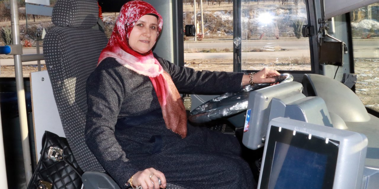 Burdur'un ilk kadın halk otobüsü şoförü direksiyona geçti