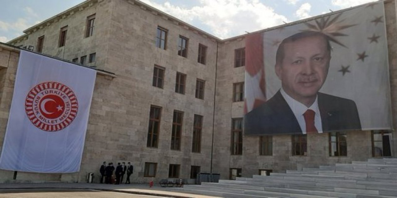 TBMM açılışına aşıdan sonra ikinci şok Şeref Kapısı'na Erdoğan posteri