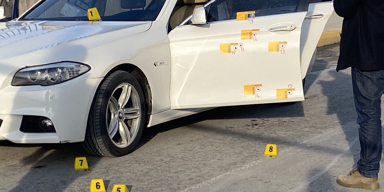 PENDİK'te lüks otomobiliyle yolda yavaş olarak ilerlerken kimliği belirsiz kişi ya da kişilerin silahlı saldırısına uğradı