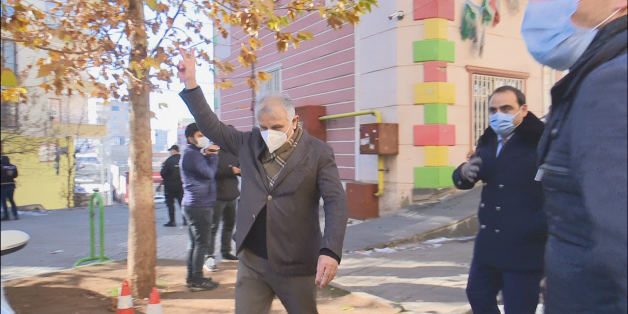 Evlat nöbetindeki ailelere zafer işareti yapan HDP İstanbul Milletvekili Erol Katırcıoğlu'na  soruşturma