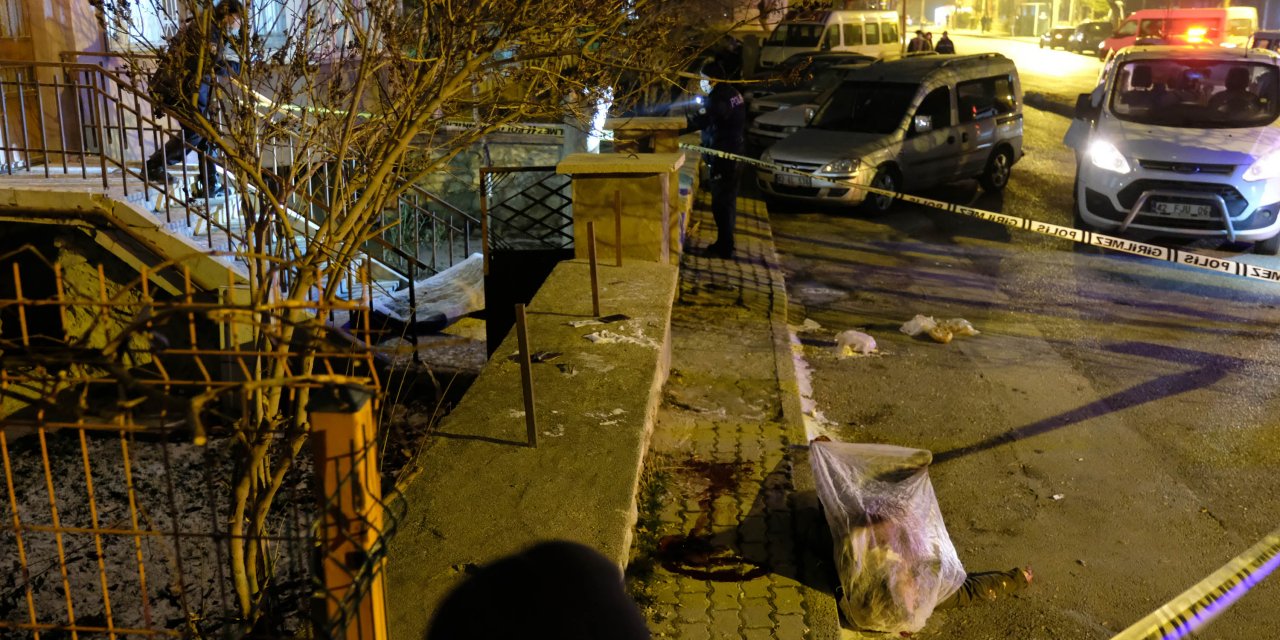 Marketten dönen çiftin evlerinin önünde komşuları tarafından hayatlarına son verildi