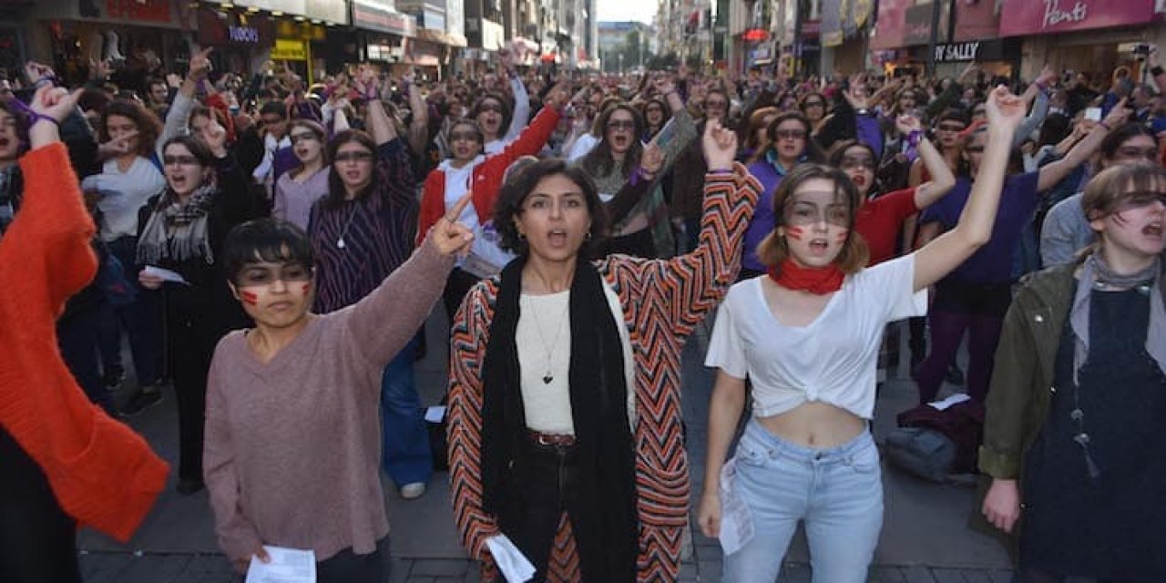 REFORMLARA BAŞLAMANIN TAM DA YERİ VE ZAMANI: Dünya'da yapılan  kadınlara yönelik şiddet ve taciz olaylarını protesto etmek için danslı portesto "Las Tesis'e İZMİR'de katıldıkları için, kadınlar yargılanıy