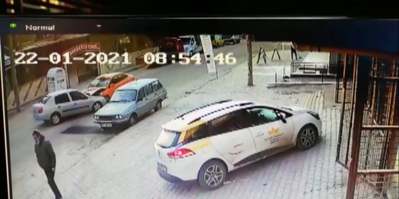 Taksi ile otomobilin çarpışması kamerada; 4 yaralı