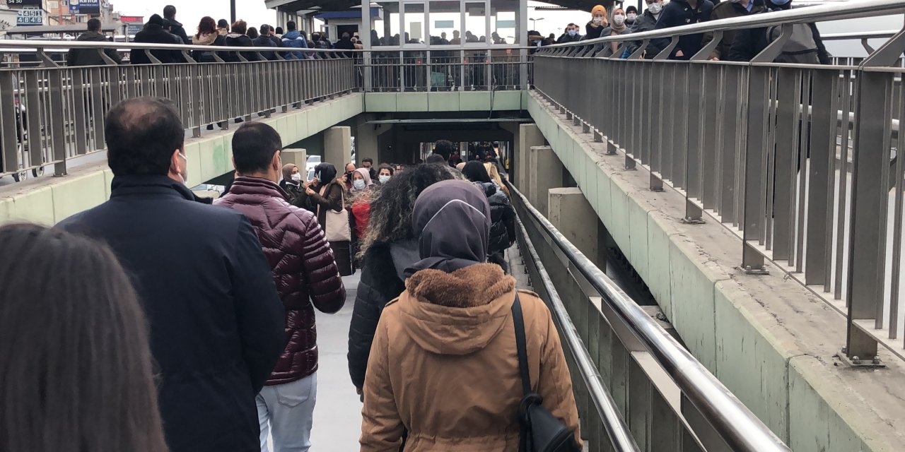 Kısıtlama öncesi metrobüs yoğunluğu