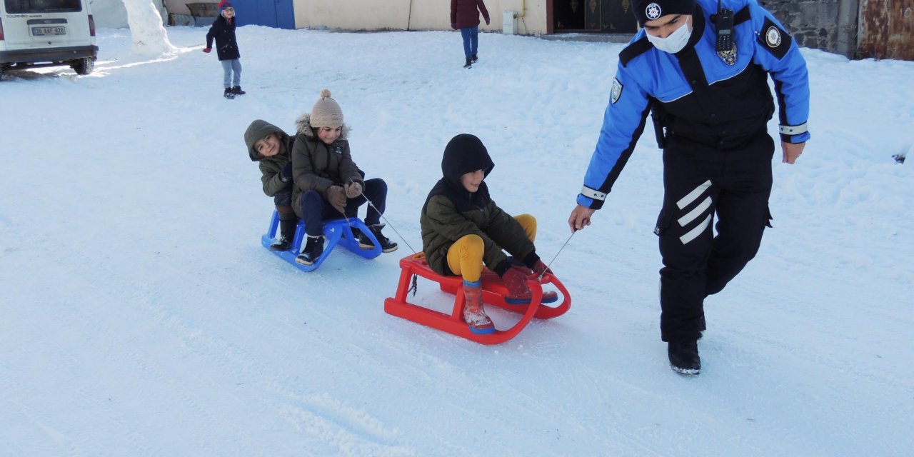 Kars'ta polisler ile çocukların eğlenceli vakti