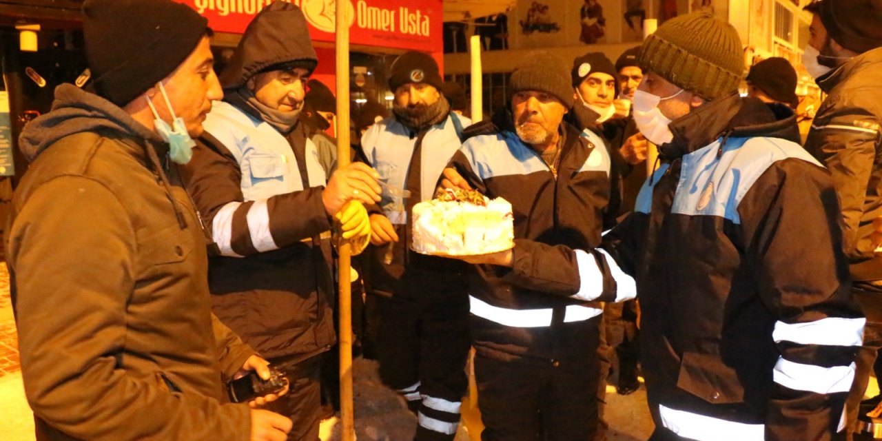 Erciş'te temizlik görevlisine pastalı doğum günü sürprizi