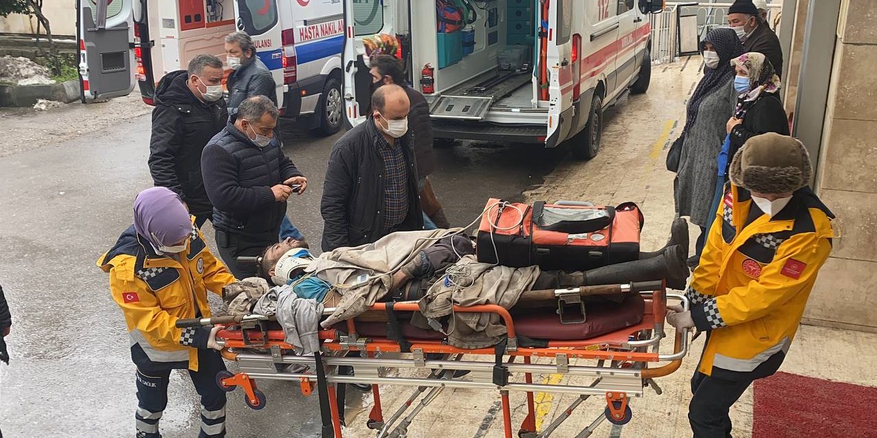 Maden ocağından mesai arkadaşları tarafından çıkarıldı: Başına taş düşen maden işçisi  hastaneye kaldırıldı