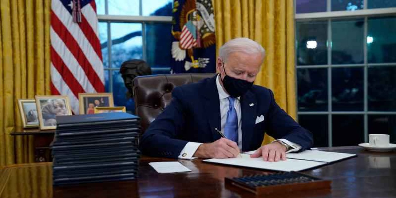 ABD Başkanı Joe Biden'ın, Trump'tan devraldığı Oval Ofis'te yaptığı değişiklikler:  3.9 milyar yıllık Ay taşı NASA’dan ödünç alındı