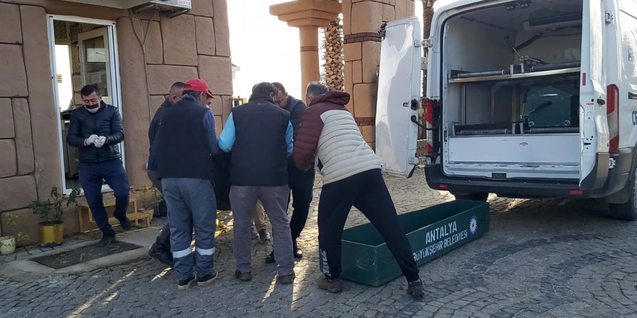 Güvenlik görevlisi kulübede hayatını kaybetti;  kızı fenalık geçirdi