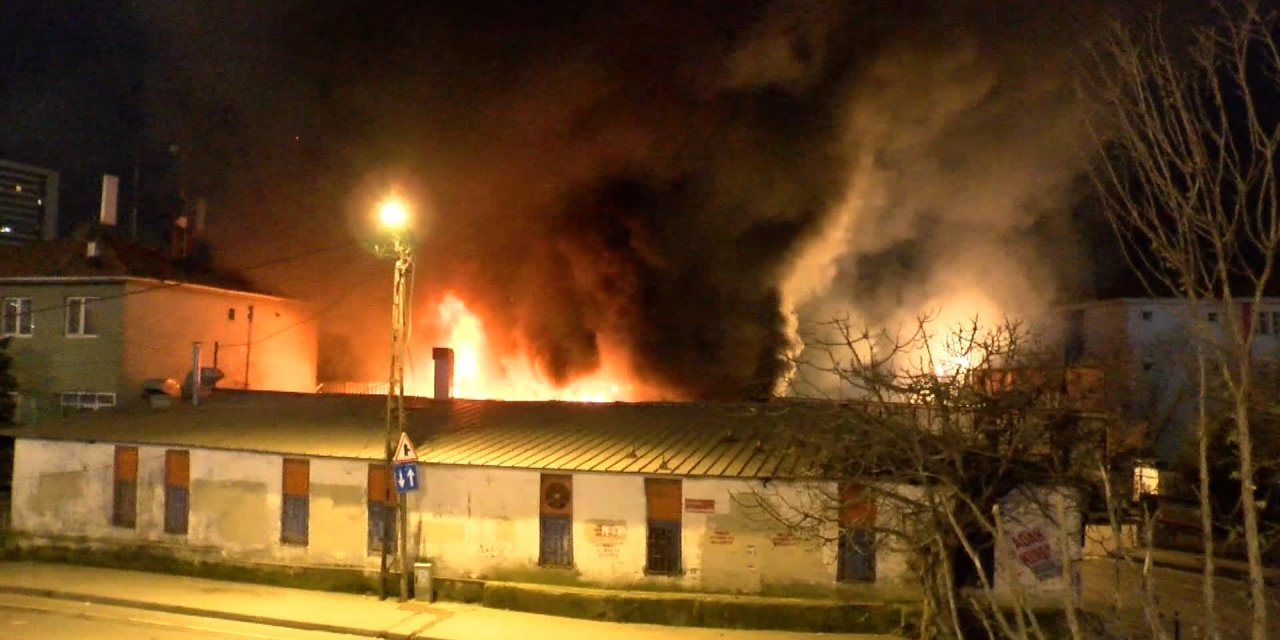 Maltepe'de geri dönüşüm deposunda yangın