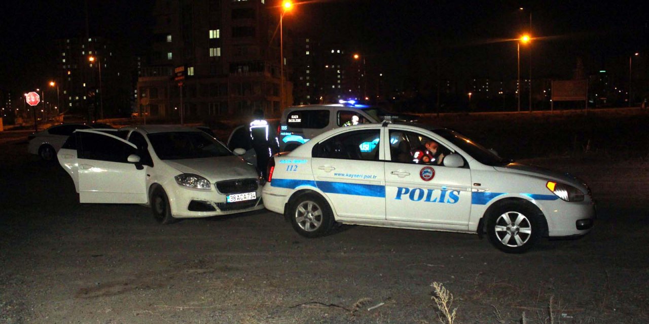 Kayseri'de polis aracına çarpan otomobildeki 2 kişi, yaya olarak kaçtı