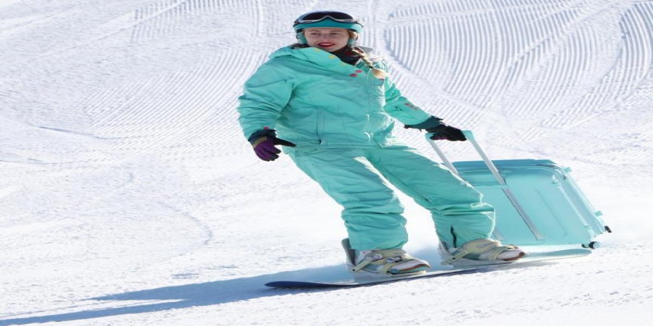 Ukraynalı turistten Palandöken'de bavul ile snowboard