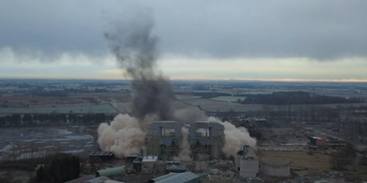 İngiltere 182 metrelik dev elektrik santrali bacası 4 saniyede yıkıldı