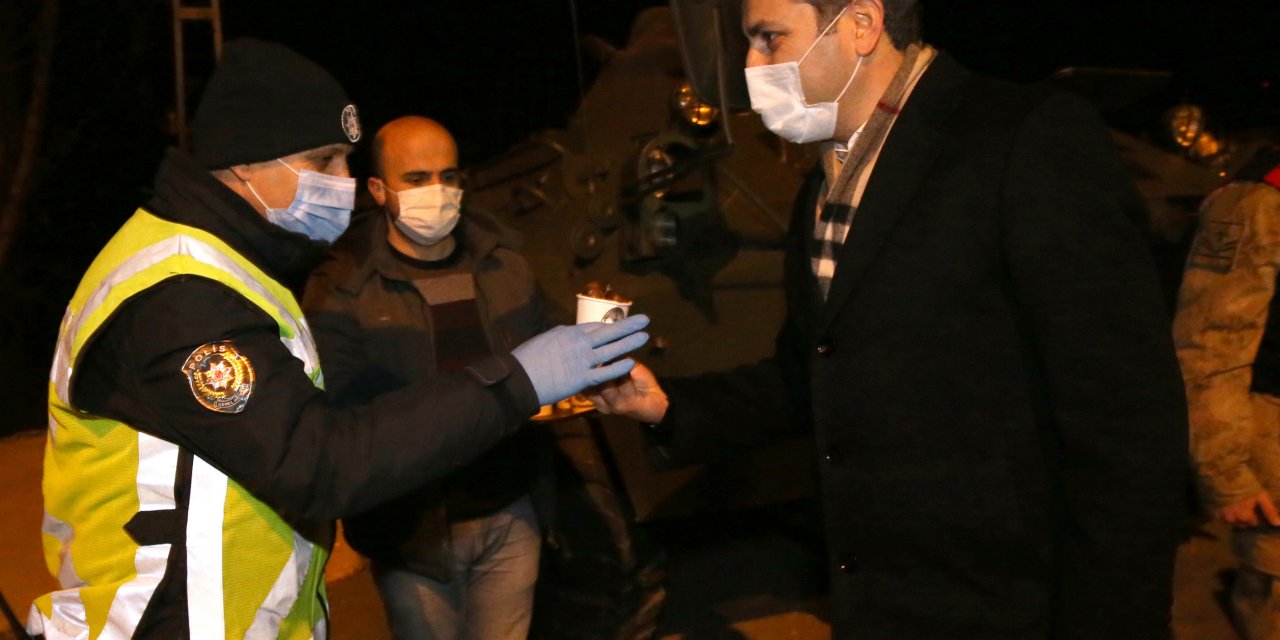 Tokat'ta başkandan kısıtlamada güvenlik güçlerine kestane ikramı