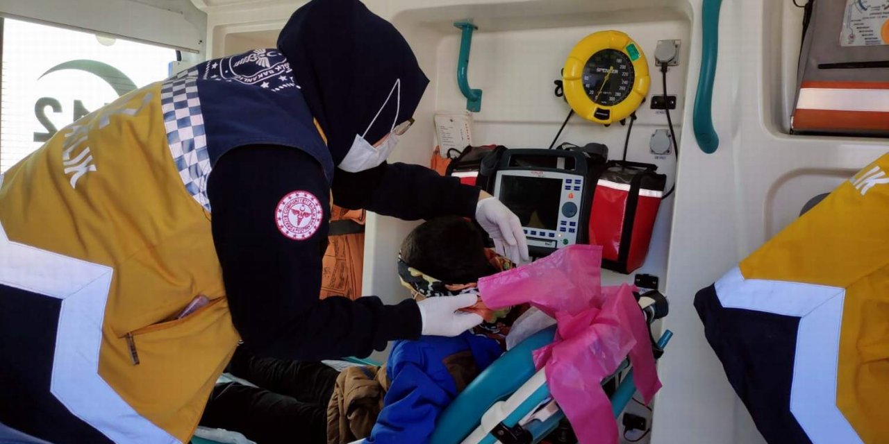 Yolu kapalı köyde başından yaralanan çocuk, iş makinesiyle ambulansa ulaştırıldı