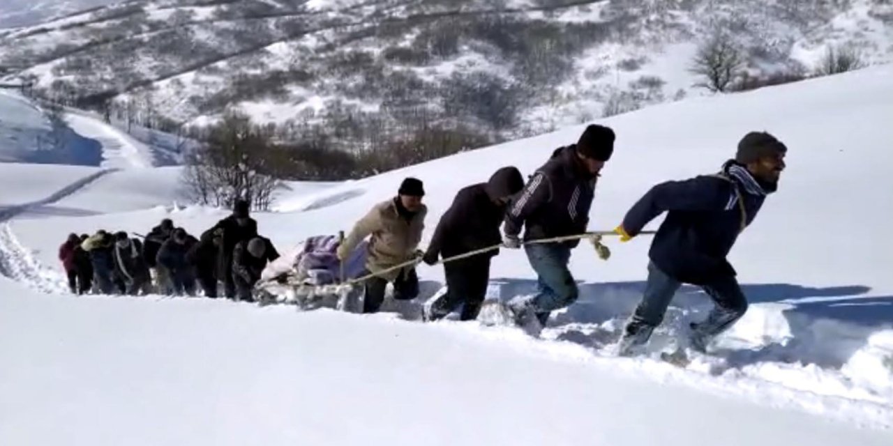 Bitlis'te hasta kadın kızakla 20 kilometre taşındı, hamile kadın içinse  ekipler seferber oldu