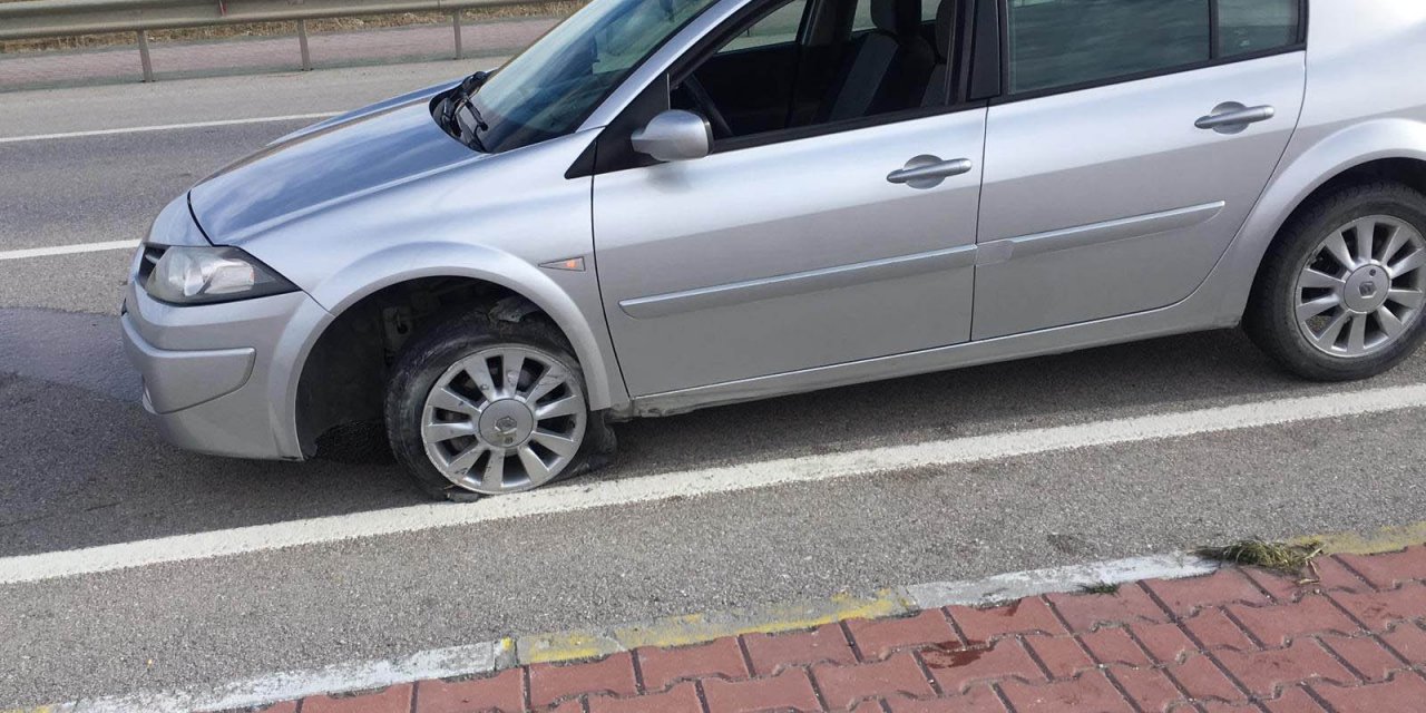 Hastaneye giden sürücü direksiyon başında fenalaşıp hayatını kaybetti, otomobil refüje çarptı