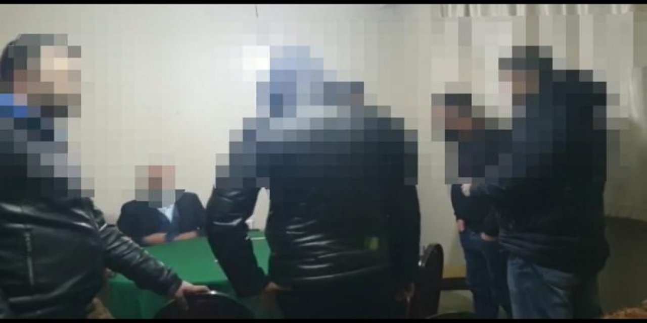Koçbaşı ile kapıyı kırıp kumar oynayanları yakaladılar