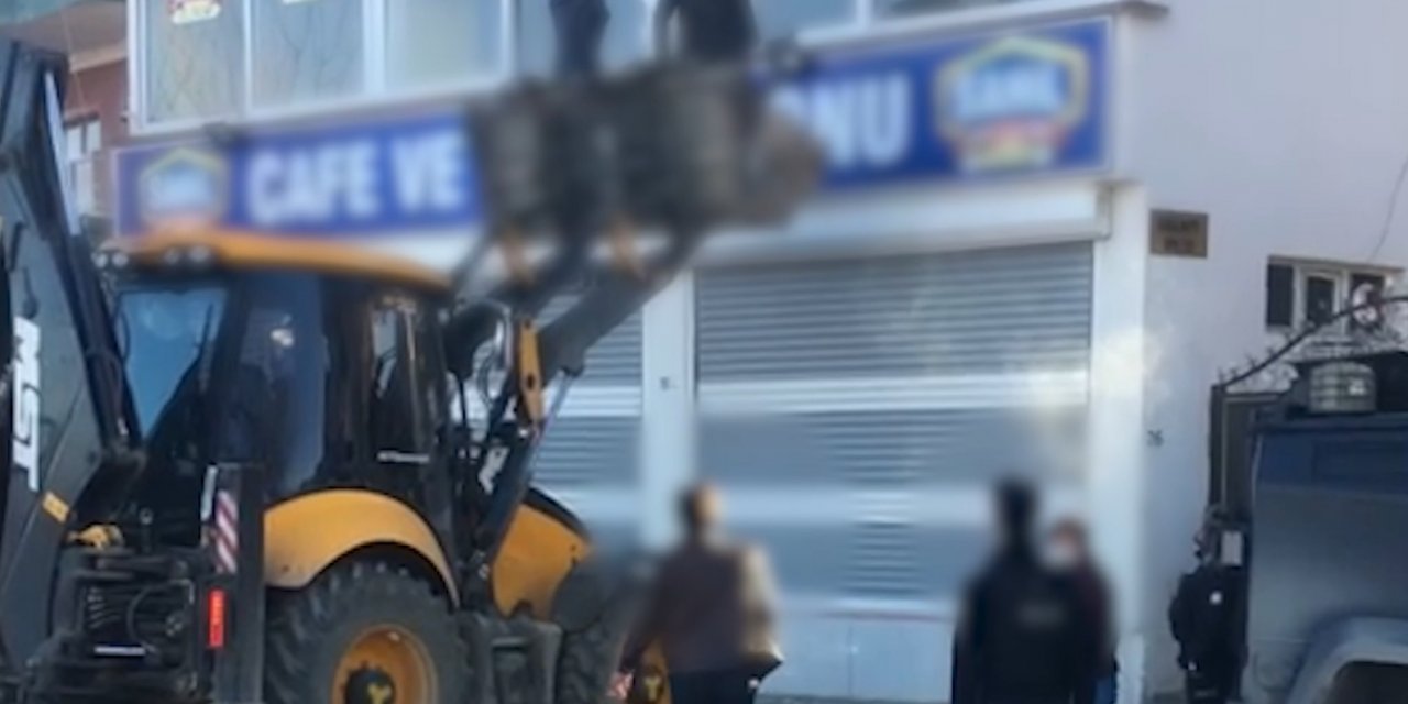 Kısıtlamaya rağmen kumara iş makineli baskın; 27 kişiye 85 bin TL ceza