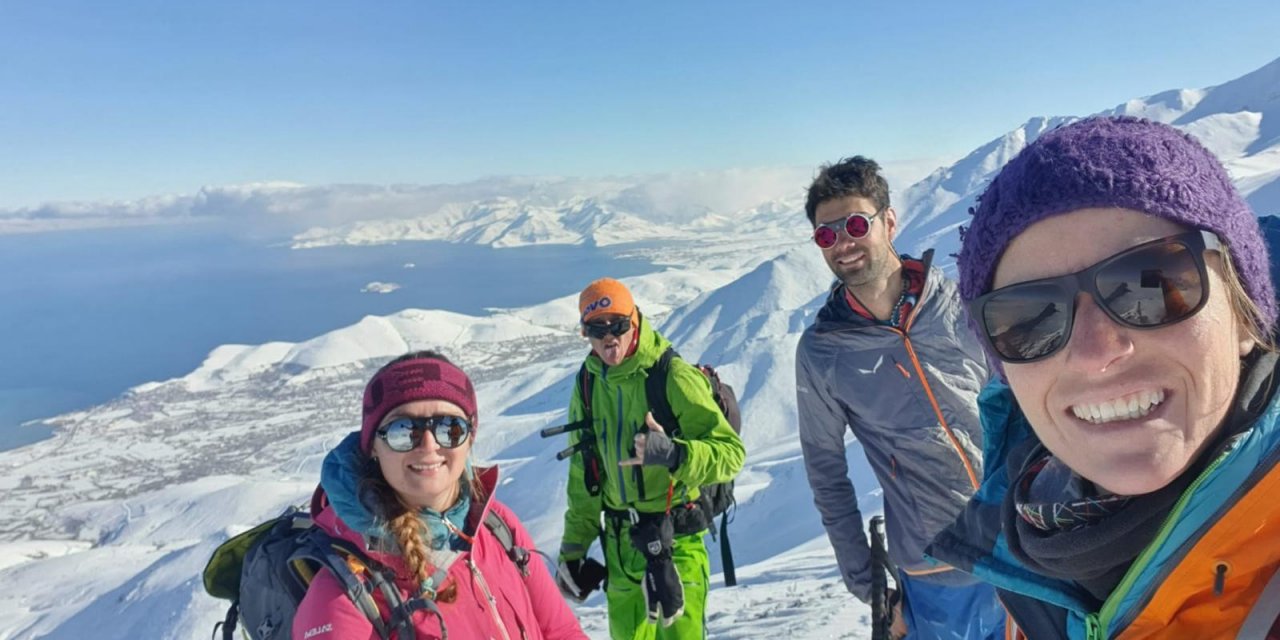 Van'ın Artos Dağı zirvesinde turistlerden kayak