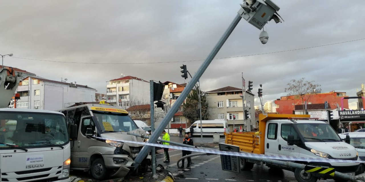 Otomobilin çarptığı minibüs MOBESE direğine çarptı: 7 yolcu yaralandı