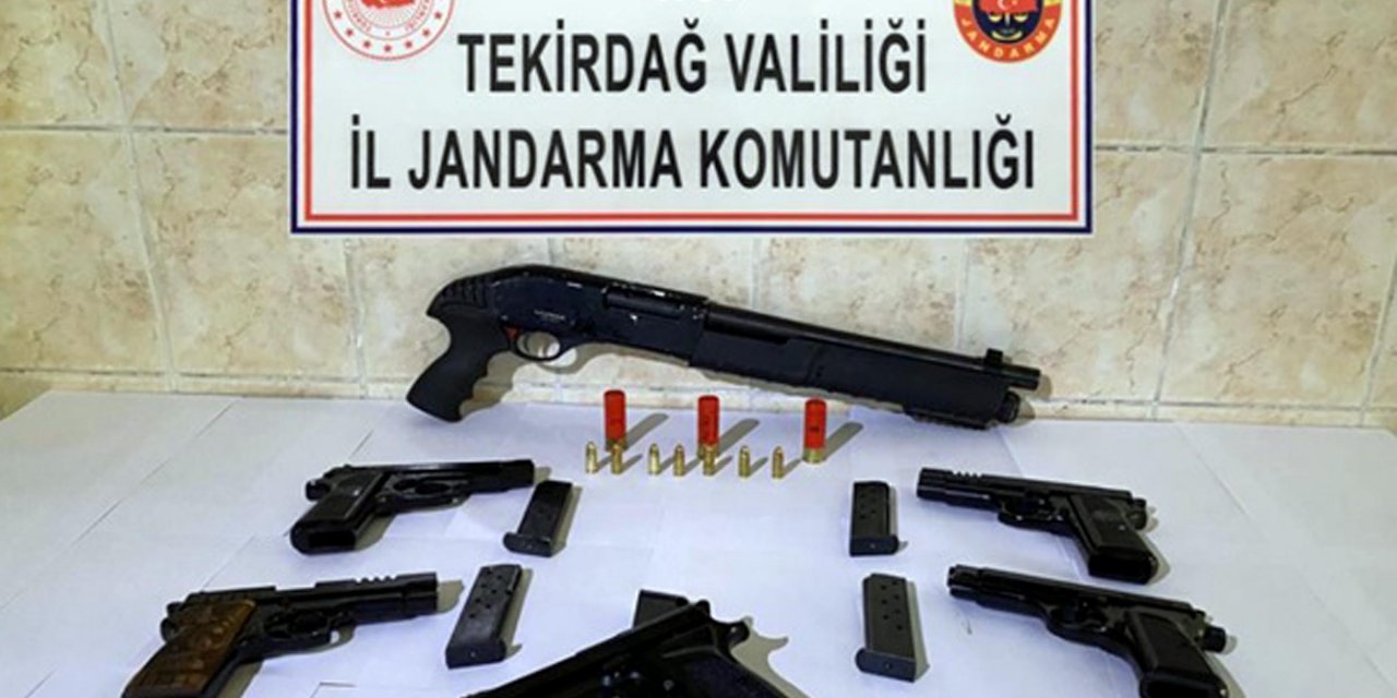 Otomobilde çok sayıda silah ele geçirildi, 2 şüpheli gözaltına alındı