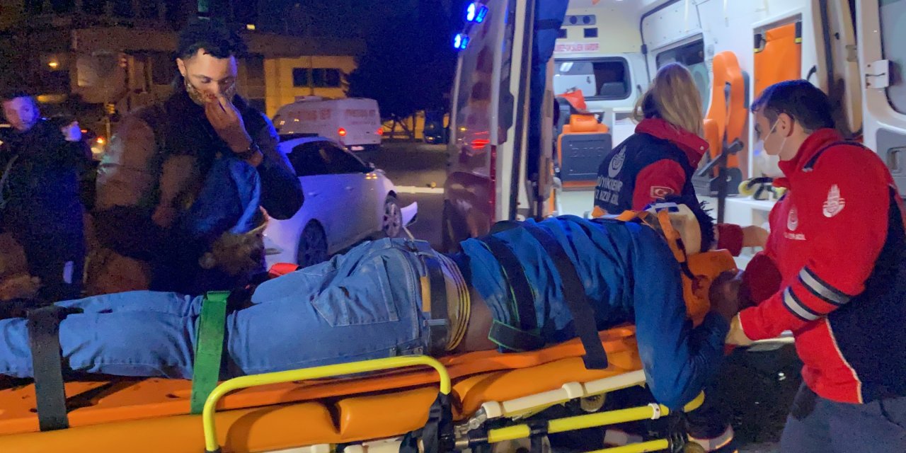 Ataşehir'de otomobil trafik lambalarına çarptı