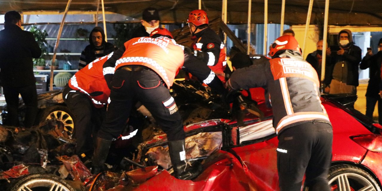 Freni patlayan kamyon 2 otomobilin üzerine devrild