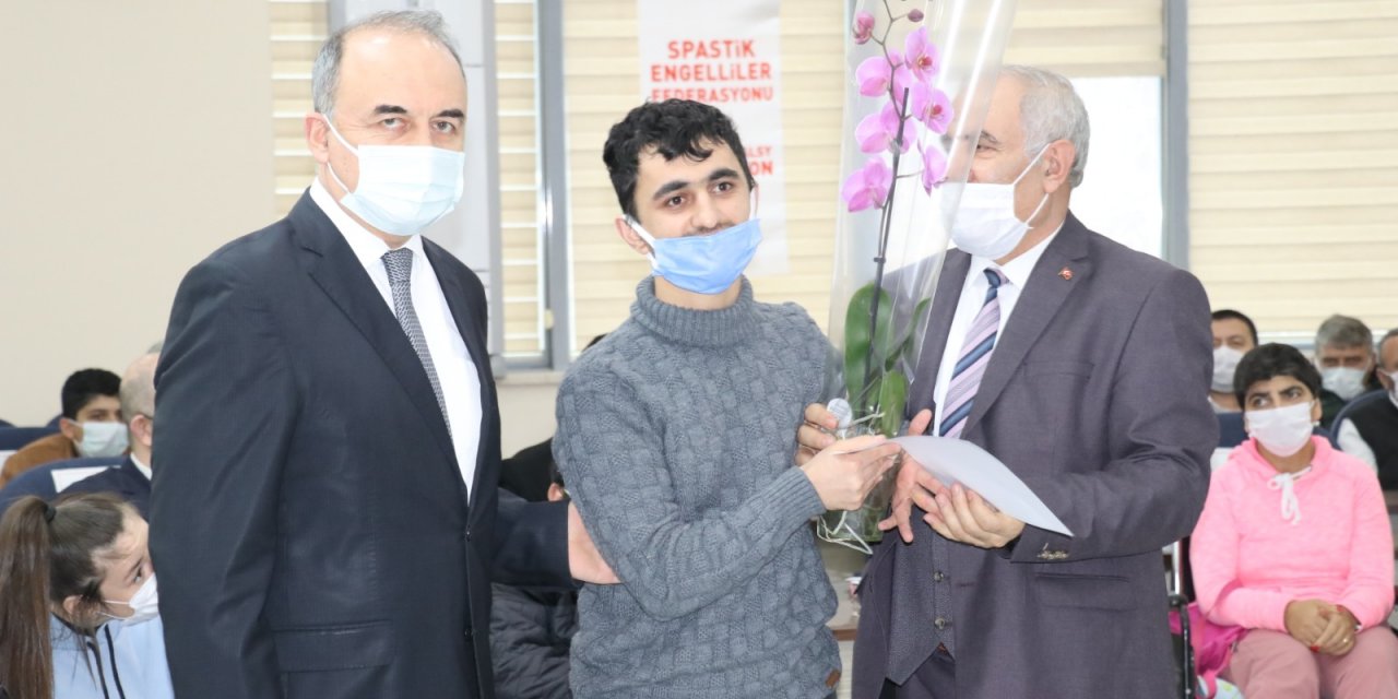 Spastik engelli bireylerin gözleriyle bilgisayar kullanmalarını sağlayan kurs tamamlandı
