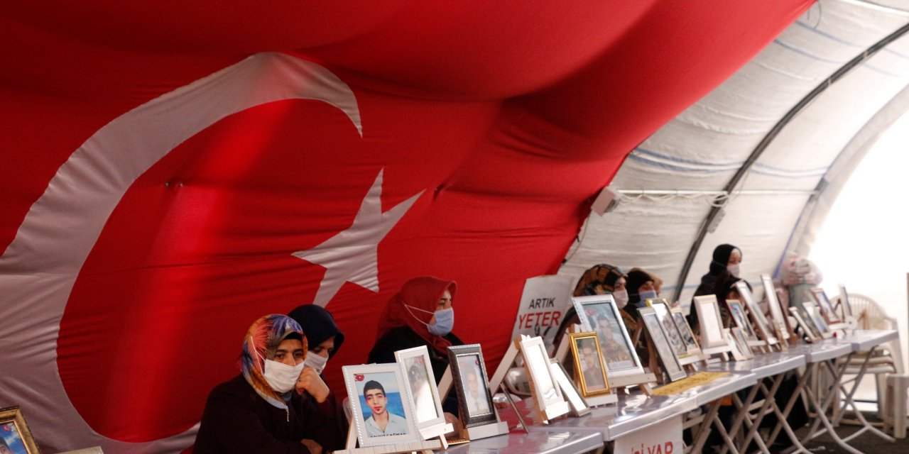Evlat nöbetindeki baba, annelerin acısını anlatan kitap yazdı