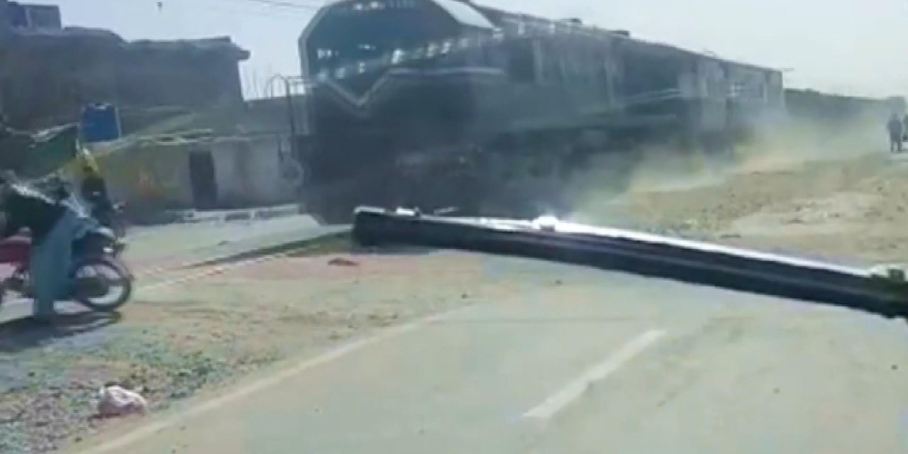 Pakistan’da motosiklet sürücüsünün trenden son anda kurtulma anı kamerada