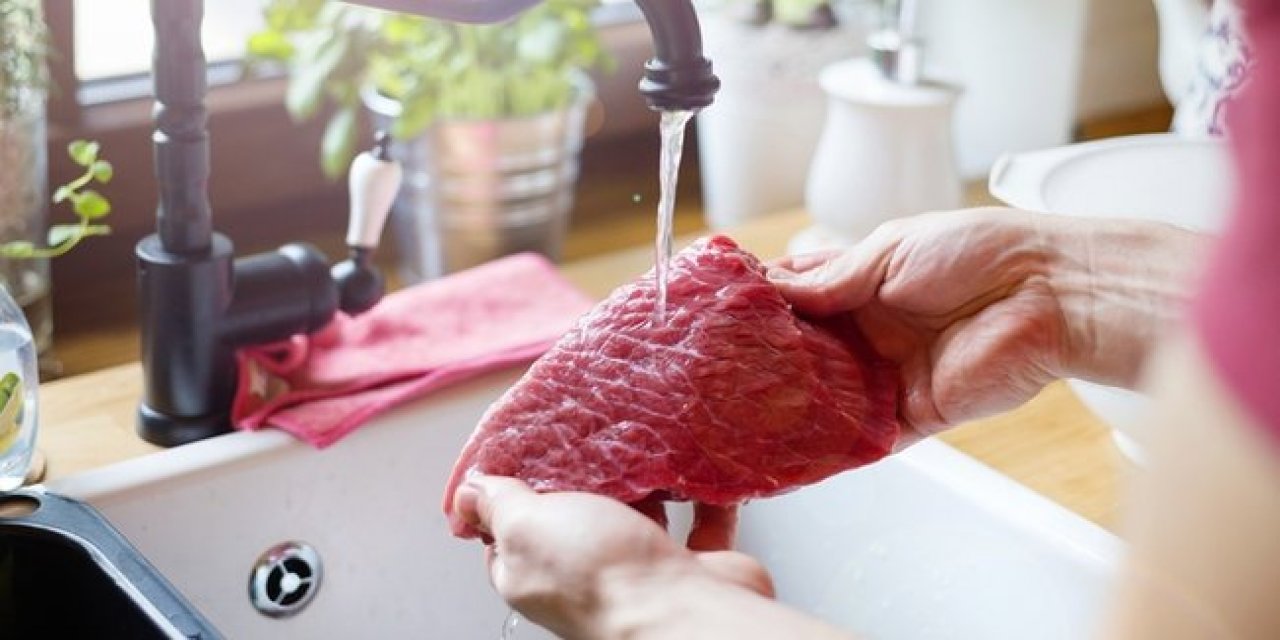 Uzmanlar kritik uyarı! Eti sakın yıkamayın! Çünkü...