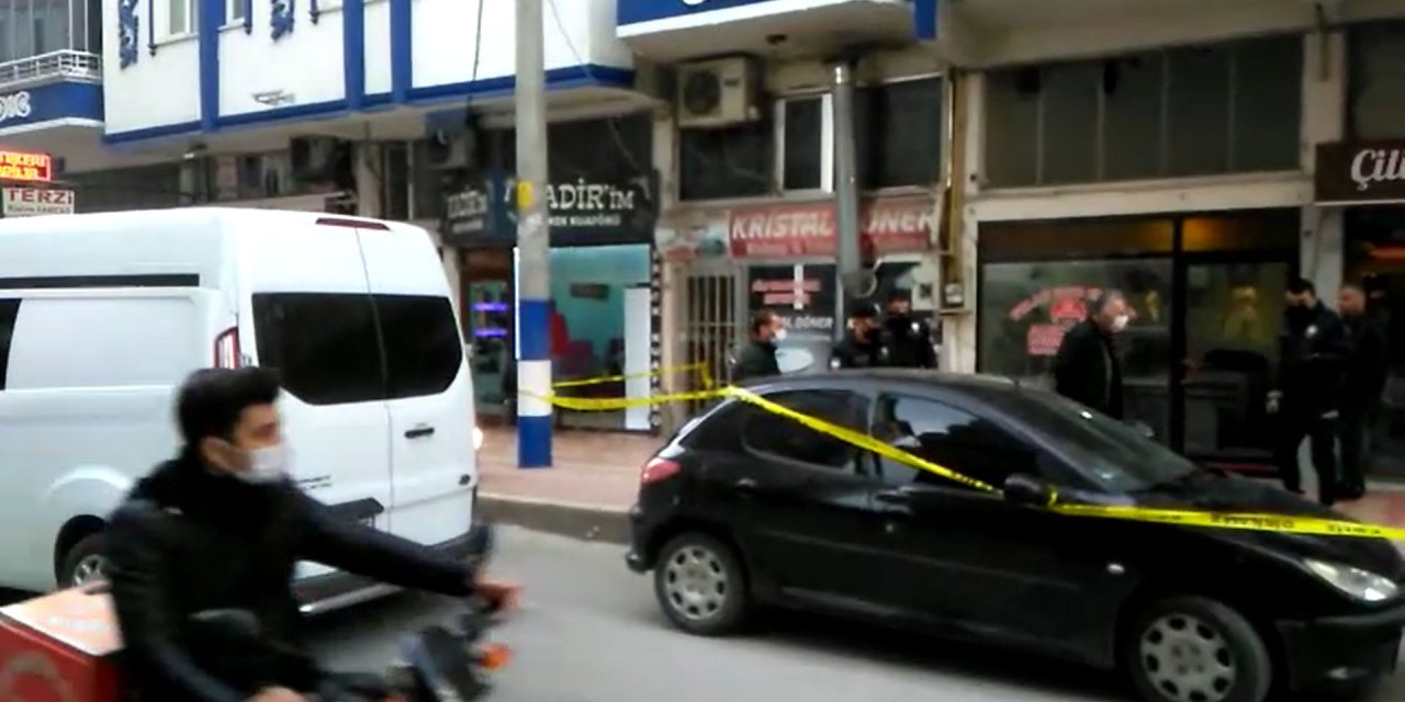 İş yerine pompalı tüfekle saldıran şüphelilerin kamyonetle kaçış anı kamerada