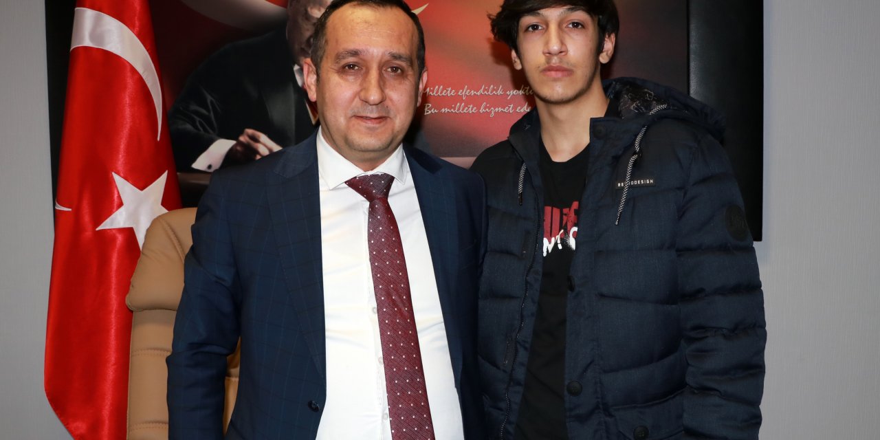 Ehliyetsiz sürücünün otomobille park halindeki araçlara çarpttı