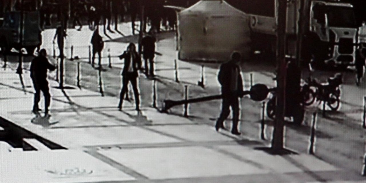 Aydınlatma direği yoldan geçen bisikletlinin üzerine devrildi