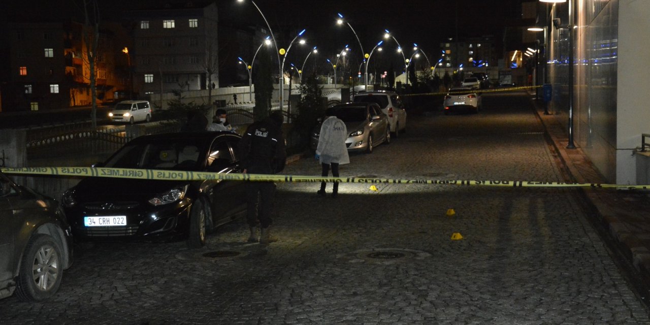 Sultangazi'de hastane otoparkında silahlı saldırı: Amca yeğen