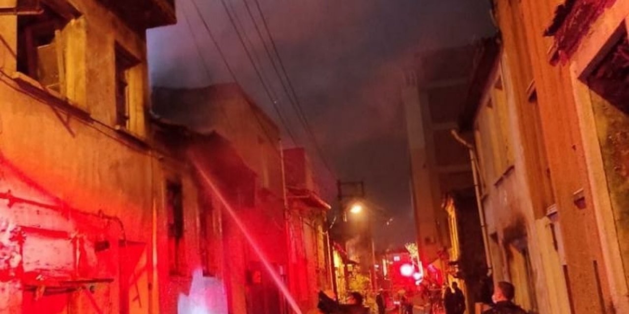 Evsizlerin kaldığı metruk binada çıkan yangın korkuttu
