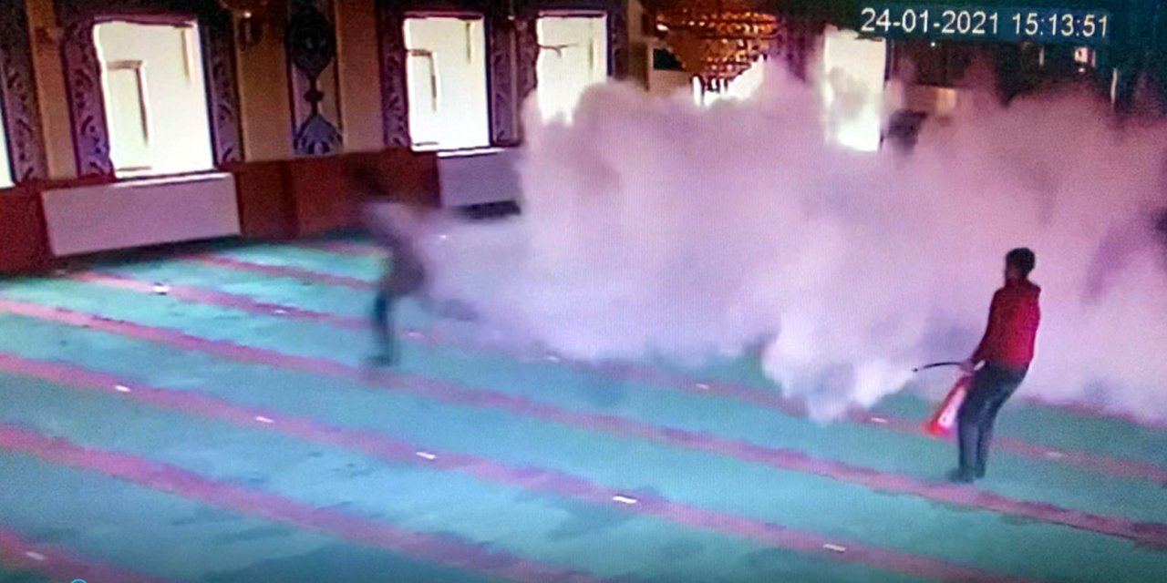 Camiye gelen görevliler, gördükleri manzara karşısında şok oldu: Camiye giren 5 çocuk ortalığı birbirine kattı