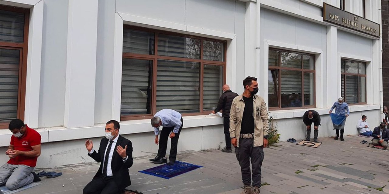 Ayhan Bilgen’in yerine kayyum atandığı belediyenin önünde namaz kılan Vali Türker Öksüz'e, Bırakın bu artistlikleri yahu'', tepkisi