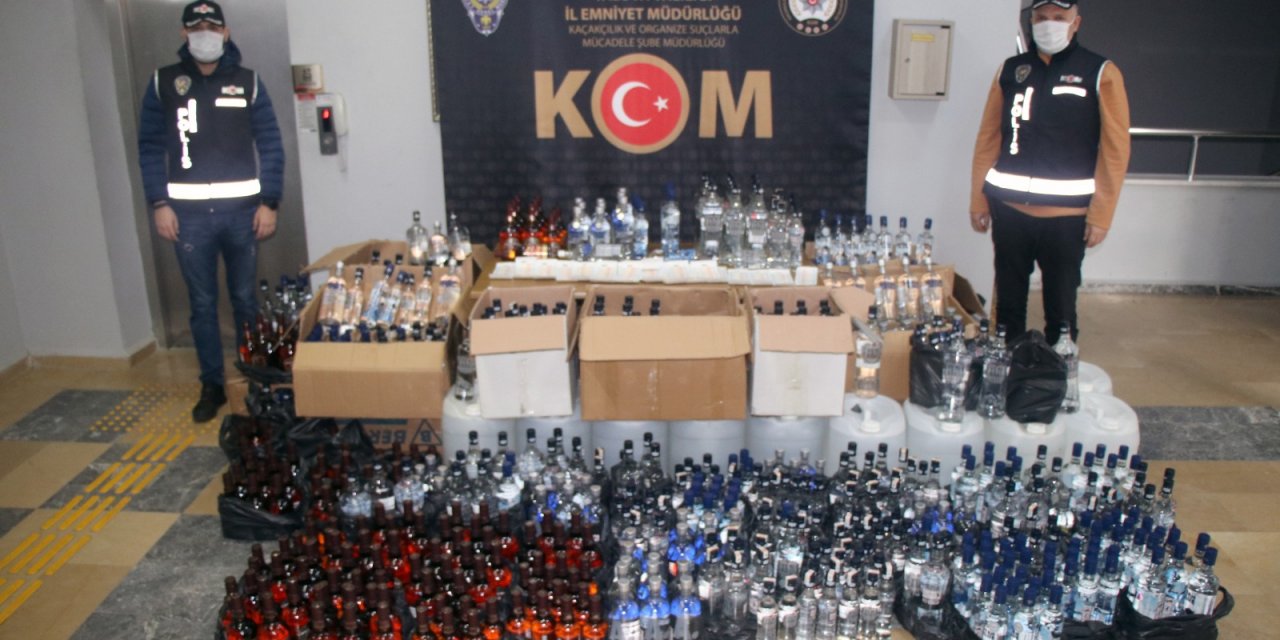 İmalathaneye dönüştürülen evde 790 şişe sahte içki ele geçirildi