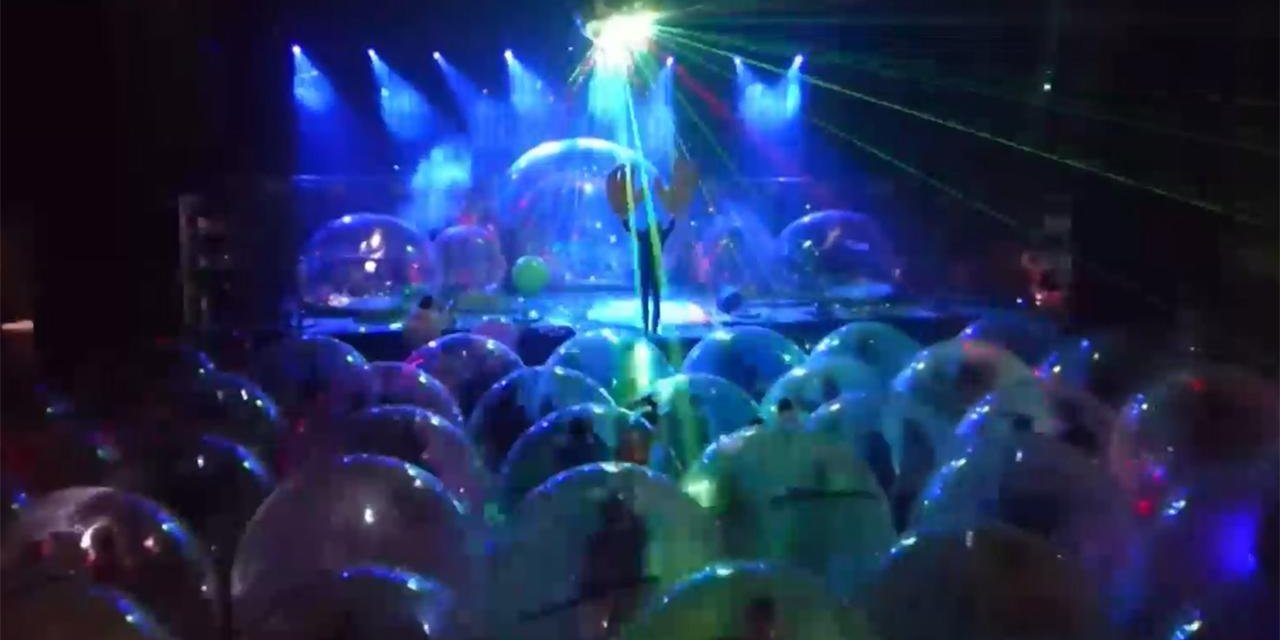 Konser vermenin yolu bulundu! Dev balonların içinde konser...