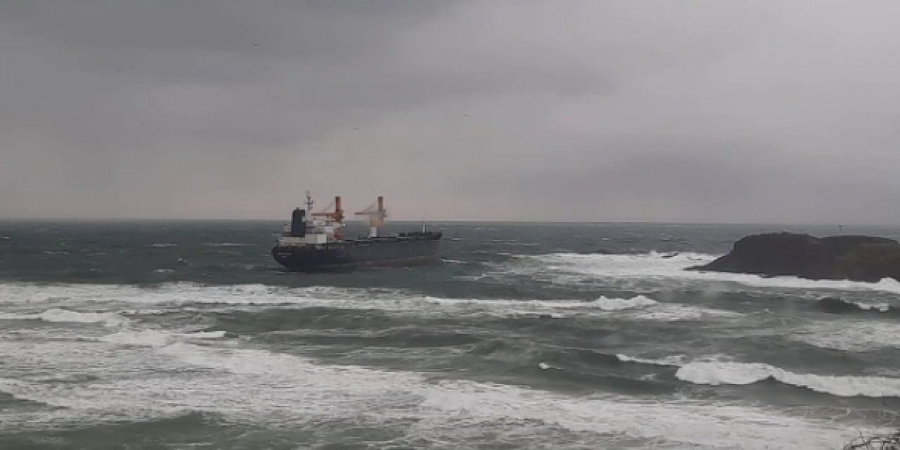 İstanbul'da 190 metre boyundaki gemi karaya oturdu!