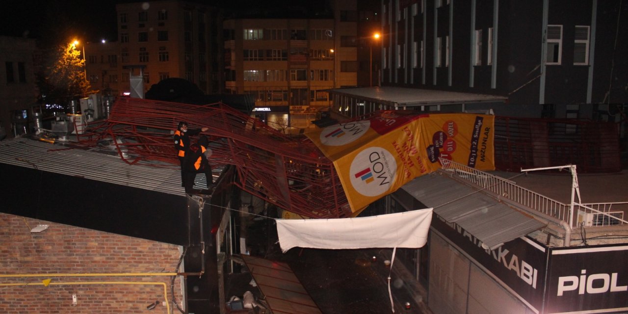 Kayseri'de şiddetli rüzgar ağaçları devirdi, çatıları uçurdu