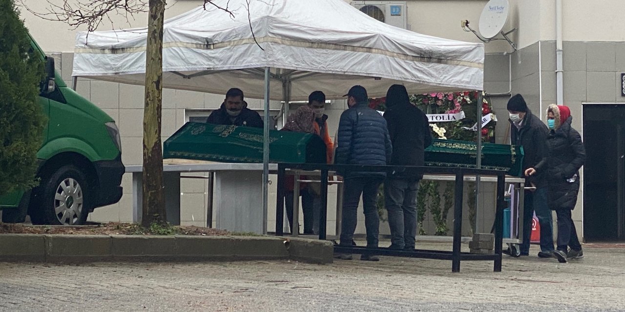 Eyüpsultan'da öldürülen anne ve oğlu son yolculuğuna uğurlandı 