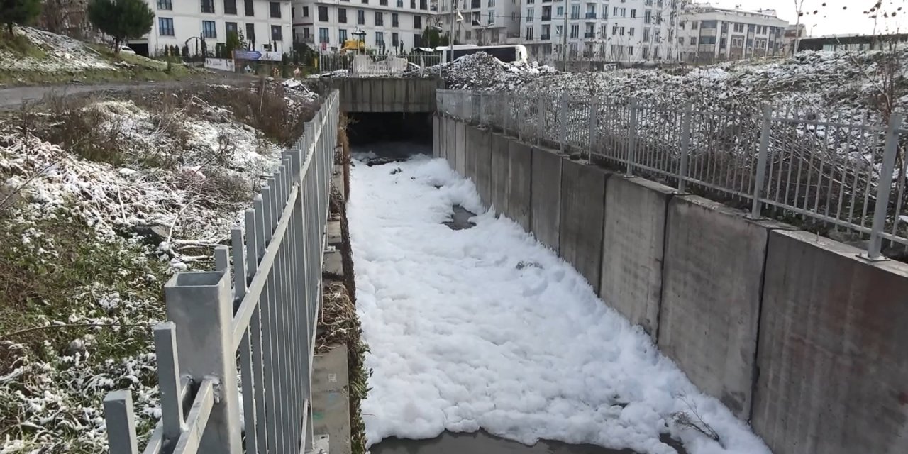Esenyurt'ta korkutan köpükle ilgili çevrede inceleme