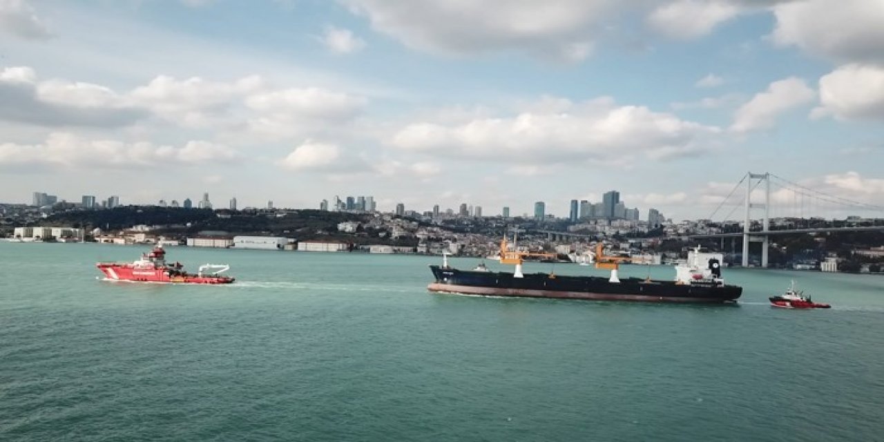 Riva'da sürüklenen gemi Ahırkapı'ya götürülmek üzere Boğaz'dan geçti
