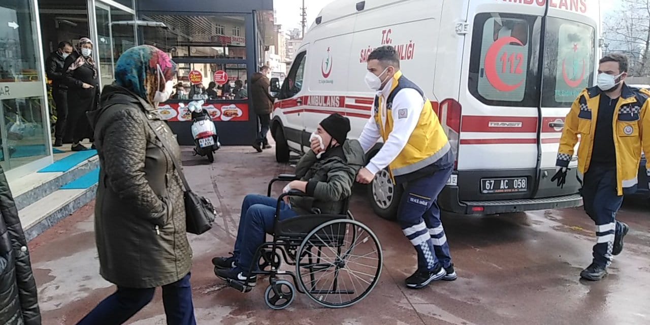 Sokak kedilerini beslerken darbedildi, hastaneye kaldırıldı.