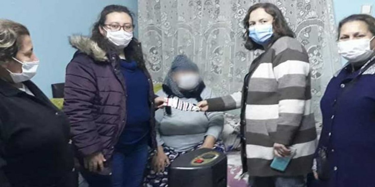 AKP vatandaşa törenle çorap dağıttı! "Çorap"la birlikte poz verdiler...